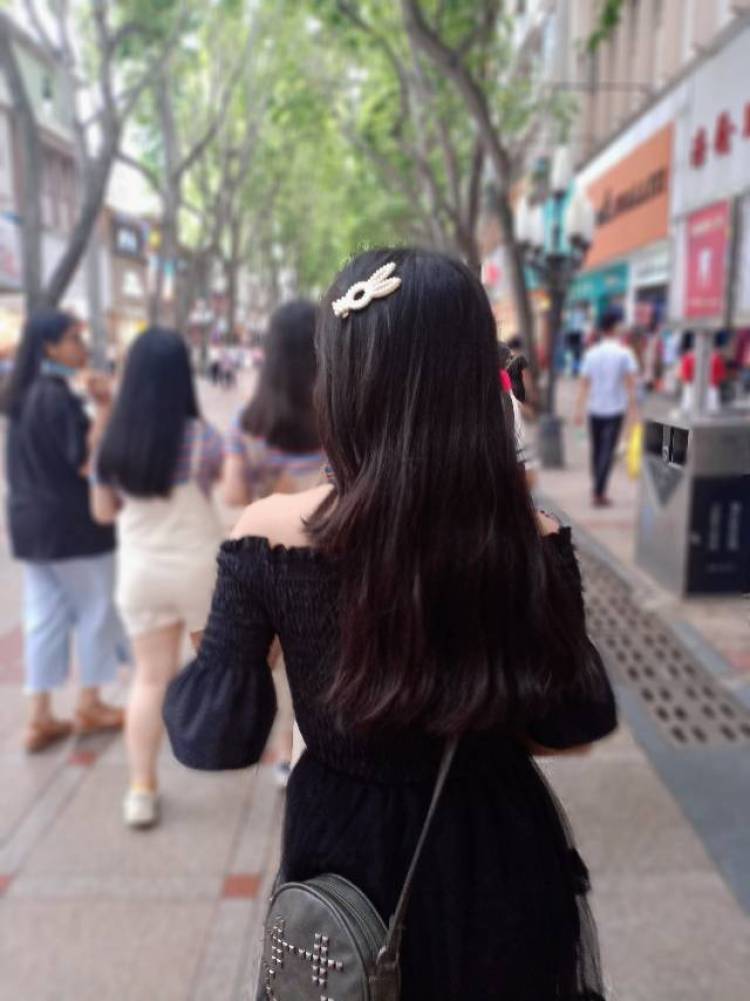 傲娇-广东省·惠州市·惠城区--衣品算ok，会化妆，会p图，喜欢自拍，自拍狂。长相甜美清纯，头发黑长直，爱笑，喜欢穿裙子，其它风格也可以，身高155重88