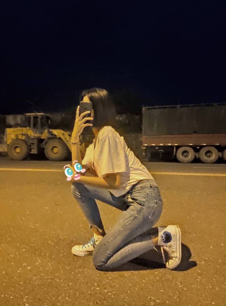 不該識趣-江西省·宜春市·袁州区--身高170  好看的衣服都可以接 其他的也可以