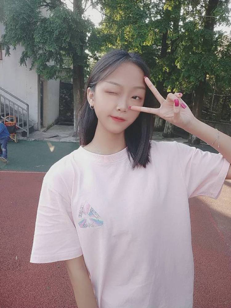 不該識趣-江西省·宜春市·袁州区--身高170 好看的衣服都可以接 其他的也可以