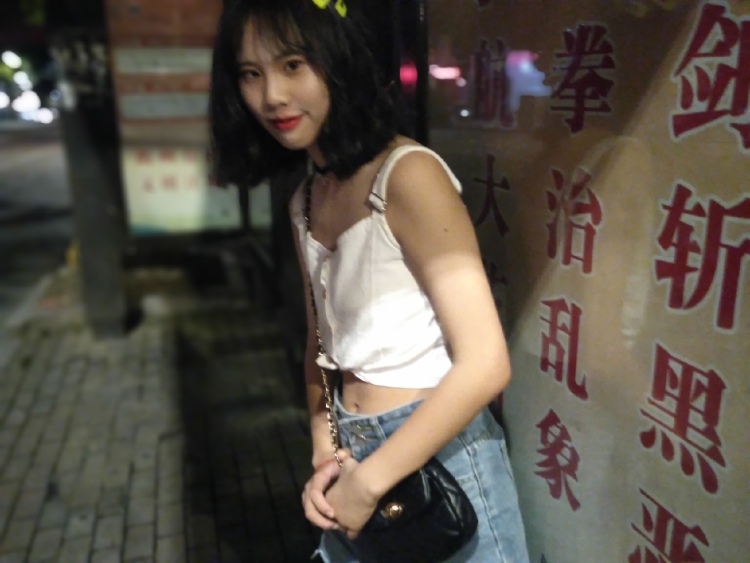 Angela粑粑-浙江省·衢州市·江山市--学生，会拍照，会p图，身高162，体重98斤，风格随意都可以驾驭
