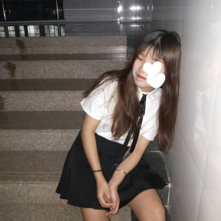 伊人-江西省·南昌市·西湖区--emmm…新手,会拍照修图,想尝试一些网拍,衣服鞋子项链包包都行啊