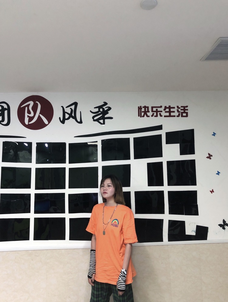 江三岁-江西省·南昌市·青山湖区--年龄21 身高160 体重90 会p图 凹造型 性格开朗 做过主播 敢于尝试不同风格服装 服装设计专业毕业 期待加入团队