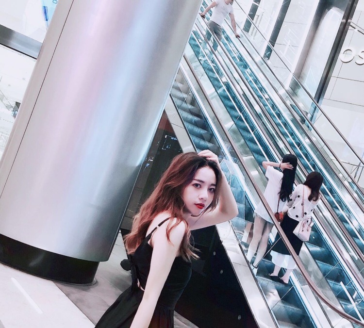 Liuzz 🖤-湖南省·长沙市·岳麓区--喜欢，搭配，拍照，