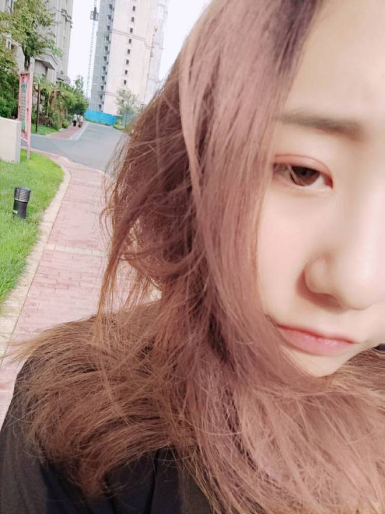 Sola-河南省·商丘市·梁园区--网拍模特,喜欢拍照,身材可以,会ps,pr,ae,这方面专业的学生,尤其喜欢修图。价钱不是问题,主要是求经验,时间有很多,好说话,可以接各种类型的衣服摆拍,口红试色等等。身高165 体重49公斤