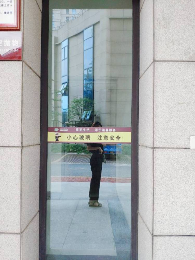 Sola-河南省·商丘市·梁园区--网拍模特，喜欢拍照，身材可以，会ps,pr,ae,这方面专业的学生，尤其喜欢修图。价钱不是问题，主要是求经验，时间有很多，好说话，可以接各种类型的衣服摆拍，口红试色等等。身高165 体重49公斤