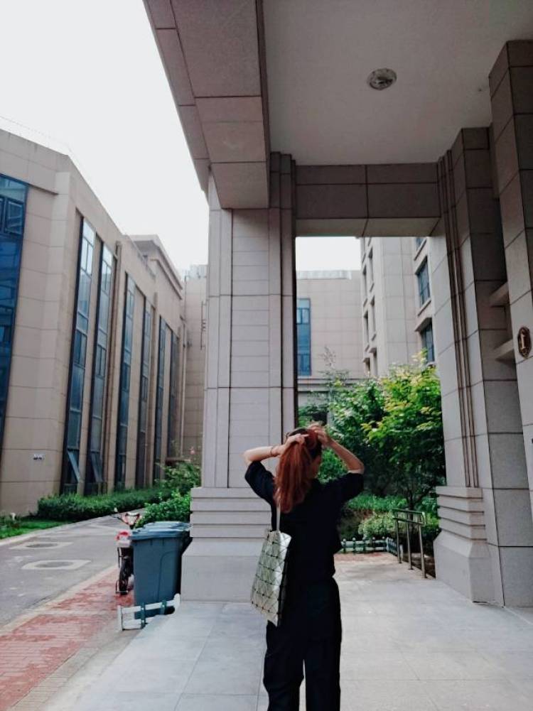 Sola-河南省·商丘市·梁园区--网拍模特,喜欢拍照,身材可以,会ps,pr,ae,这方面专业的学生,尤其喜欢修图。价钱不是问题,主要是求经验,时间有很多,好说话,可以接各种类型的衣服摆拍,口红试色等等。身高165 体重49公斤