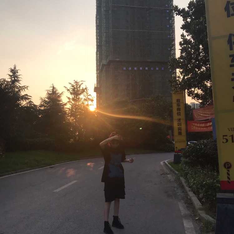 moonismylover-湖南省·邵阳市·双清区--身材偏瘦,长的还行,各类风格驾驭的还不错,照片属于比较抓眼的,有需要合作的可以联系我嗷