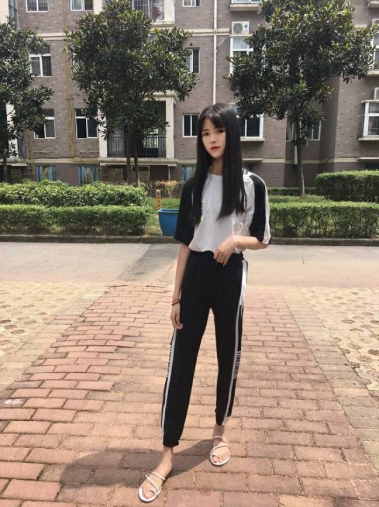 过分温柔-江西省·新余市·渝水区--最近接的买家秀送拍单：衣服裤子，假睫毛，精华液 手机壳   
有商家需要买家秀可以联系我哦，无佣金送实物也接收哦