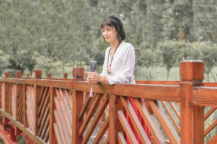 梳萤-四川省·成都市·武侯区--这是一组汉服拍摄作品,是在成都锦城湖拍摄,当天天气蛮热,发型很随便,妆容真的是小白,而且化掉了,不过现在化妆技能也有所提升,我们是上午去的,不过锦城湖风景很漂亮适合拍摄。