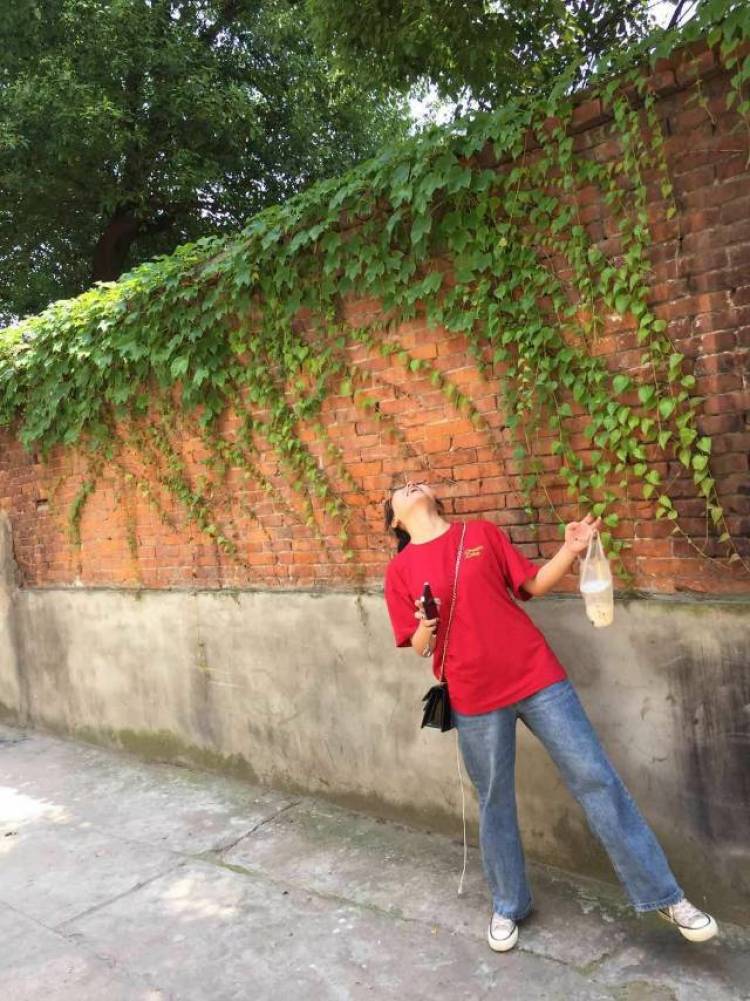 鞠璃-湖北省·武汉市·洪山区--本人165cm  100斤，想尝试网拍，平时很喜欢自己拍照玩