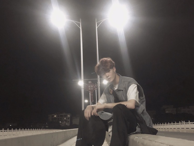 ʀᴀɪɴʙᴏᴡ.-广东省·广州市·海珠区--本人183cm 体重120 会摄影会P图 接网拍 还没什么经验想尝试一下