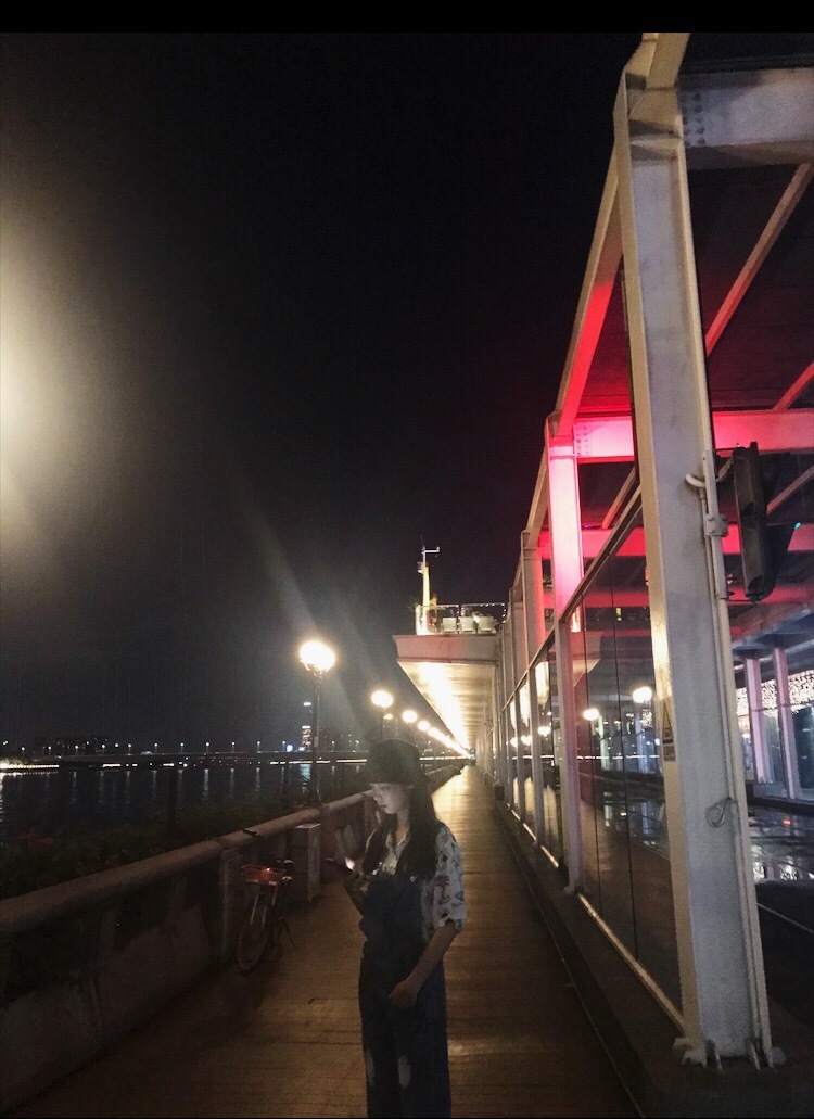 绿叶-广东省·广州市·番禺区--印花衬衫搭吊带牛仔裤