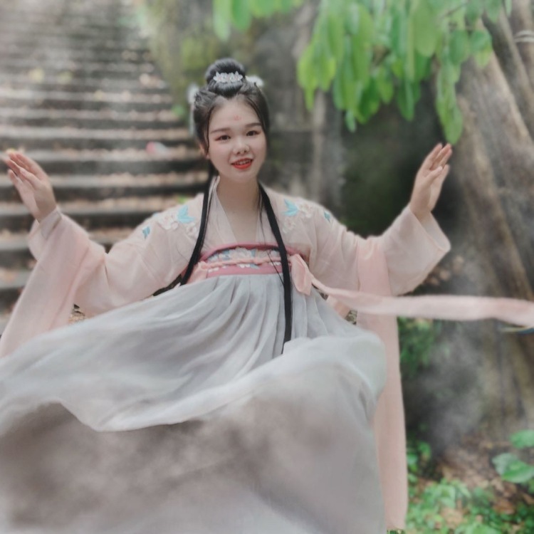 果果-贵州省·黔东南苗族侗族自治州·凯里市--会用ps，喜欢自拍，擅长运用各种p图软件，寄拍