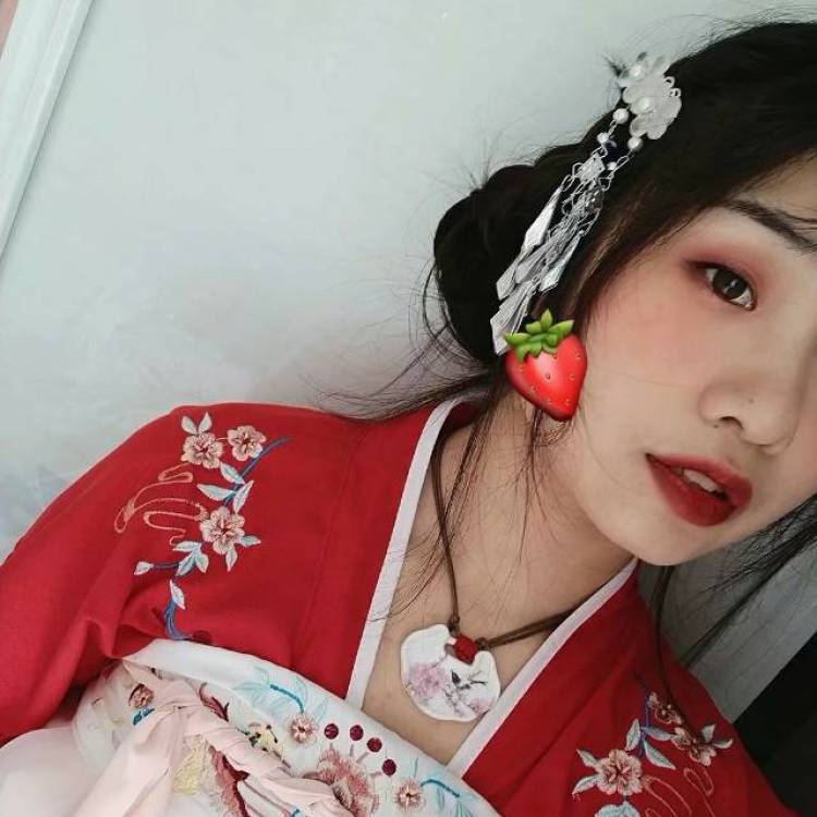 我可是仙女-江苏省·无锡市·滨湖区--比较喜欢拍照，想要赚点零花钱给家里减轻点负担，比较追求完美