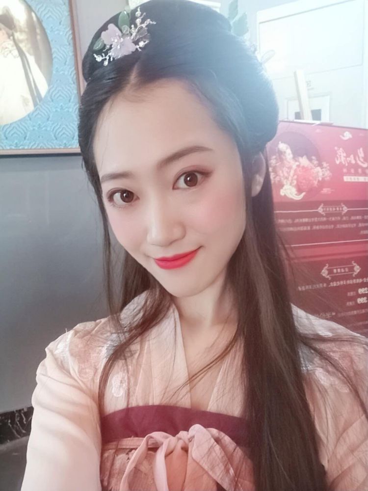 LLL-河南省·郑州市·二七区--专业学习过化妆，会拍照，会修图，有当过模特的经验，太露骨的不能接受，需要合作的请联系！