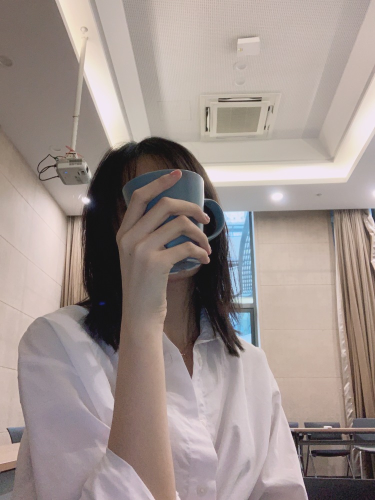 Ledo-浙江省·宁波市·慈溪市--🐥喜欢记录生活和自己的美好~
🐤身高174,体重52,肩宽腰细腿长。
🐣善于与人交流,爱好音乐、文学、艺术。对审美和品味有较高要求,对美、美学、艺术有简单的研究和了解。有约拍、模特从业经验,会剪视频、Ps等软件使用。
🙌接优质单,拍优质图