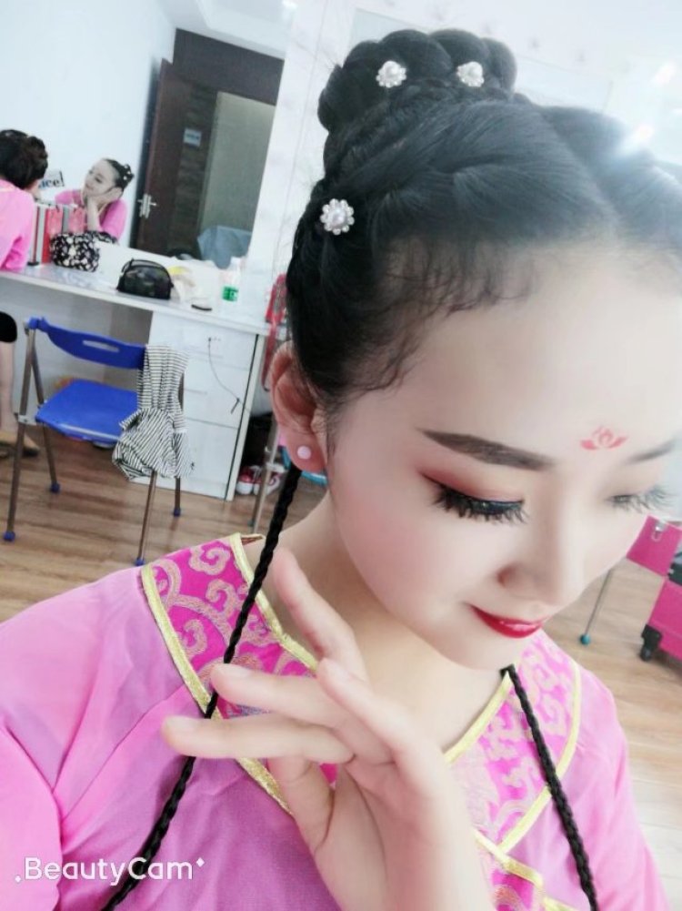 🍀 亚楠🍀-江苏省·无锡市·滨湖区--主业是一名舞蹈演员，平时空余时间多，喜欢拍照。想认真做做网拍，也想接触不同的风格。