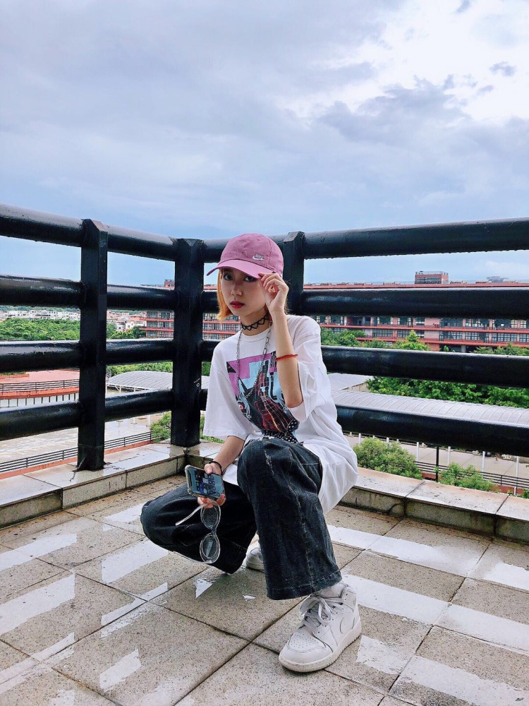 Akiki-广东省·广州市·番禺区-抖音 微博 ***-接各种衣服饰品美瞳网拍,拍照能力强,会修图。