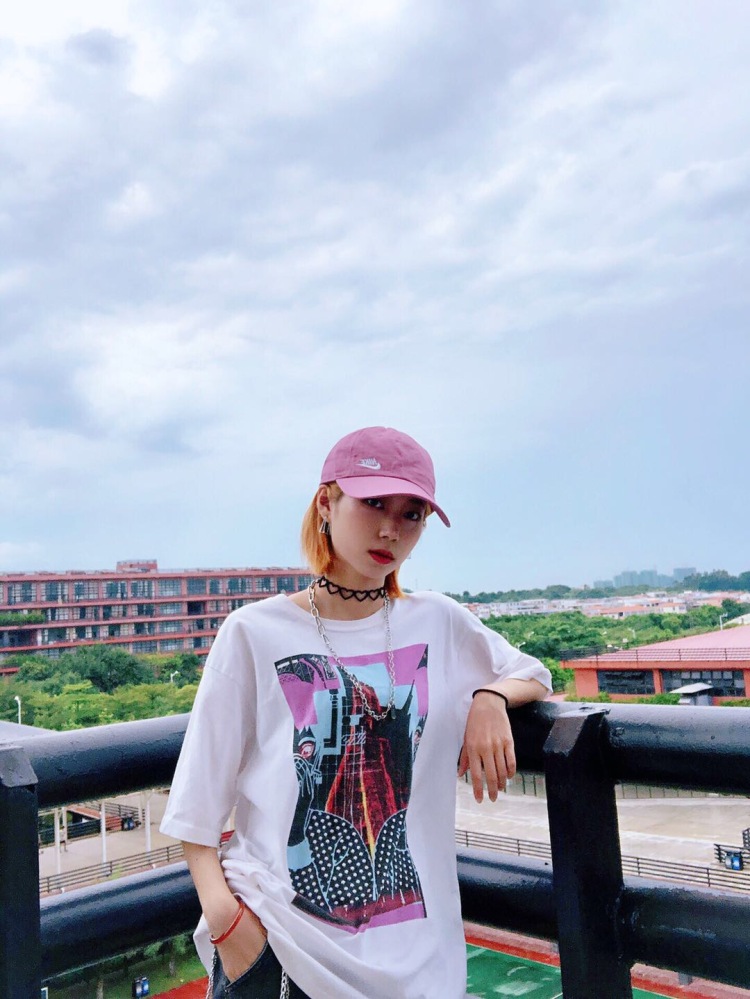 Akiki-广东省·广州市·番禺区-抖音 微博 ***-接各种衣服饰品美瞳网拍,拍照能力强,会修图。
