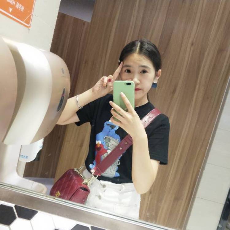 甜💙 💚 💜 💛-山东省·济南市·历城区-抖音 快手 朋友圈-直接上自拍。身高160 接网拍,买家秀,寄拍。擅长自拍和街拍,擅长p图,会很好的完成网拍任务。