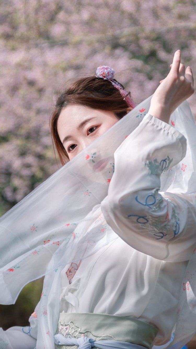 摄影师浅墨-辽宁省·丹东市·元宝区-微博,图虫,抖音-独立摄影师,有合作模特。擅长环境人像与人像写真。能根据服装搭配场景。后期熟练。接商拍和寄拍。尤其喜欢汉服拍摄。