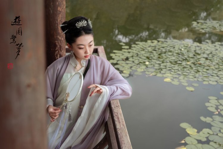摄影师浅墨-辽宁省·丹东市·元宝区-微博,图虫,抖音-独立摄影师,有合作模特。擅长环境人像与人像写真。能根据服装搭配场景。后期熟练。接商拍和寄拍。尤其喜欢汉服拍摄。