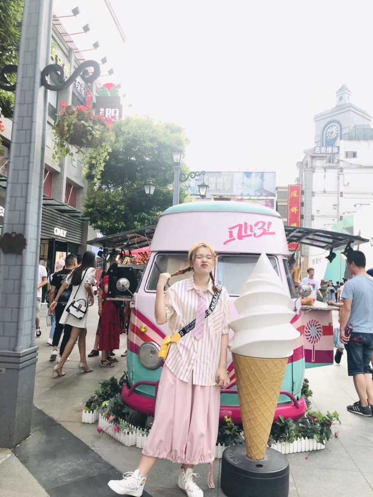 wu-四川省·成都市·金牛区--新人,酷爱旅行拍照,可以接一些衣服,裙子、包包、等买家秀,希望可以成为一个优秀的买家秀网拍者,欢迎商家找我合作噢,价格好商量,毕竟互惠互利,能够共赢噢,最后希望各商家老板生意兴隆,这样我们得单子也也越来越多啦,嘻嘻