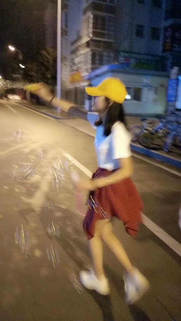 彗彗-江西省·赣州市·章贡区-朋友圈-爱拍照 会P S 。风格多变 能驾驭各种风格～ 可以接受衣服饰品鞋子等等各种网拍 做事认真负责！