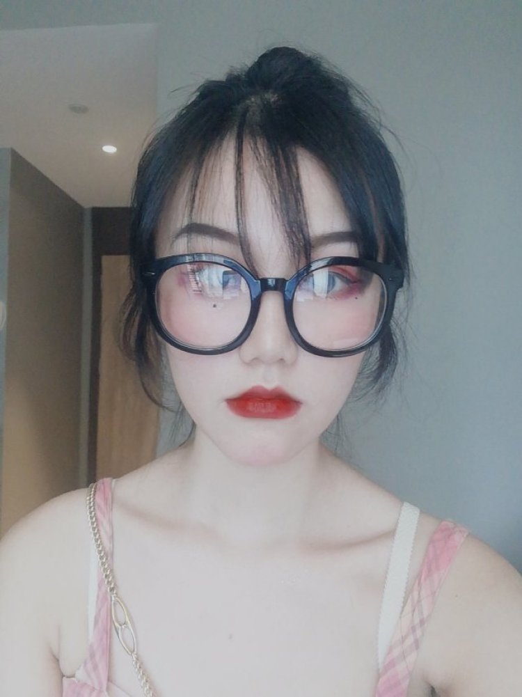河狸的影子-广西壮族自治区·桂林市·灵川县-抖音-想做网拍模特 比较适合拍近脸 因为比较矮158