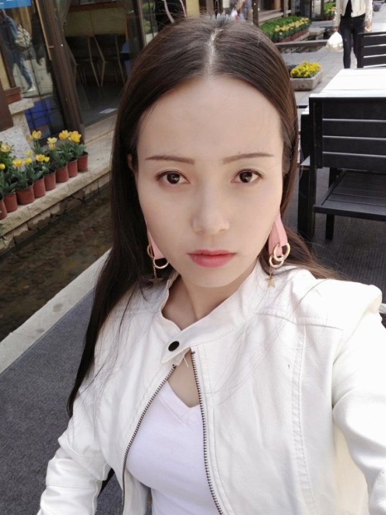 别说话吻我-陕西省·咸阳市·秦都区-抖音,朋友圈-新人,接买家秀。净身高163,体重45kg,喜欢拍照,衣服,包包,饰品,都可以接,谢谢