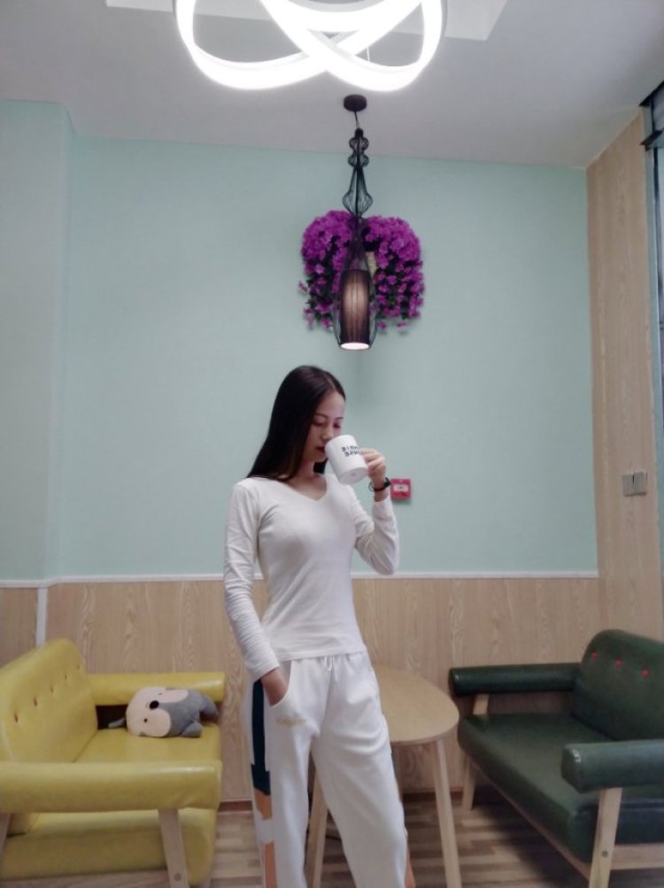 别说话吻我-陕西省·咸阳市·秦都区-抖音,朋友圈-新人,接买家秀。净身高163,体重45kg,喜欢拍照,衣服,包包,饰品,都可以接,谢谢