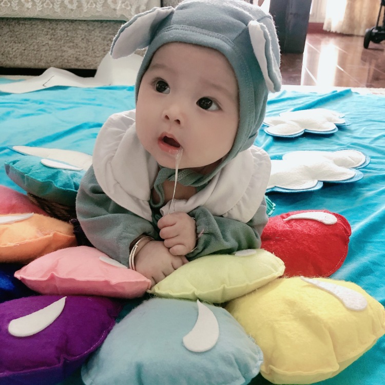 盲点-湖北省·咸宁市·赤壁市--自己在家拍摄的百天照和平时照片 很上相的小可爱