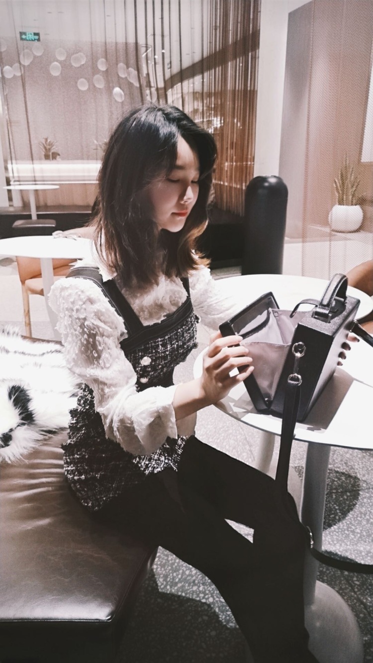 八九-江苏省·南京市·江宁区--裸足161,日常穿👠,三围88/65/90
喜欢穿搭、美妆和拍照,能驾驭不同风格,🉑盐🉑甜。
🉑与店铺短期或长期合作。
