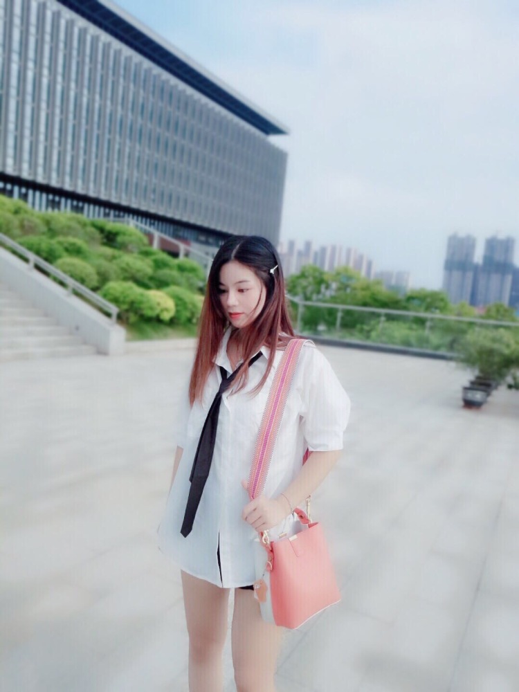 夢夢-广西壮族自治区·南宁市·青秀区--我的特长唱歌跳舞拍照。寻求合作:买家秀,网拍。短视频