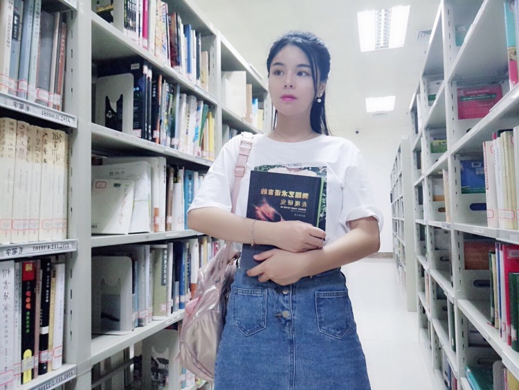 夢夢-广西壮族自治区·南宁市·青秀区--我的特长唱歌跳舞拍照。寻求合作:买家秀,网拍。短视频