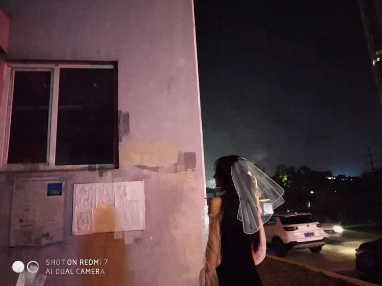 lonely-辽宁省·葫芦岛市·连山区--空余时间很多   专业学习过ps  可接网拍  寄拍