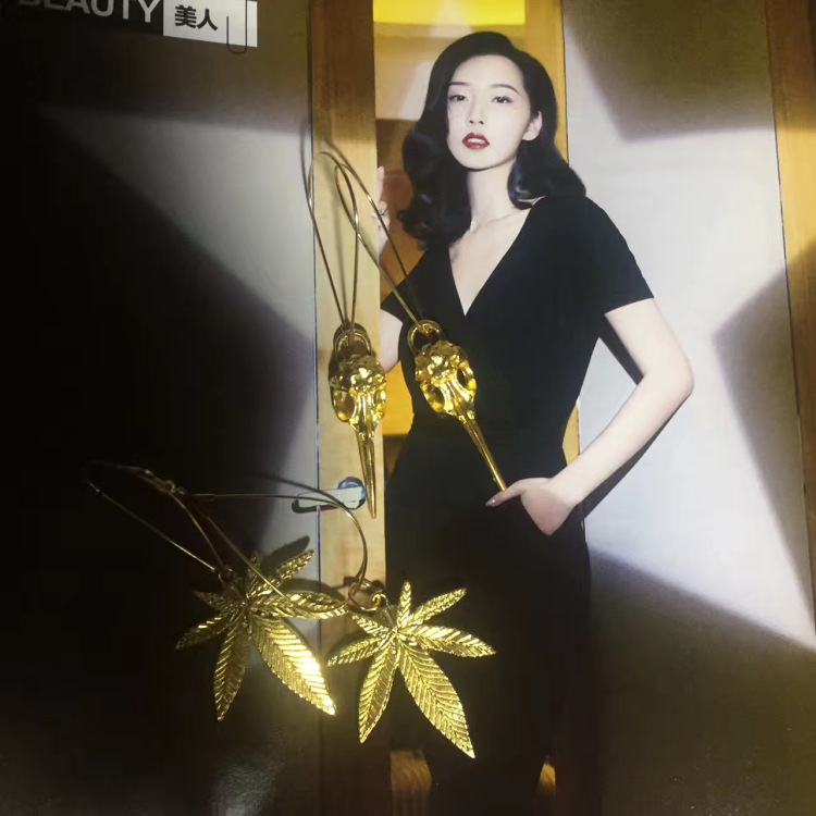 PARTY  GIRL-湖南省·长沙市·芙蓉区-朋友圈-自己手工做的耳饰，以前用渣手机给朋友拍的片，化妆构图后期皆🉑️