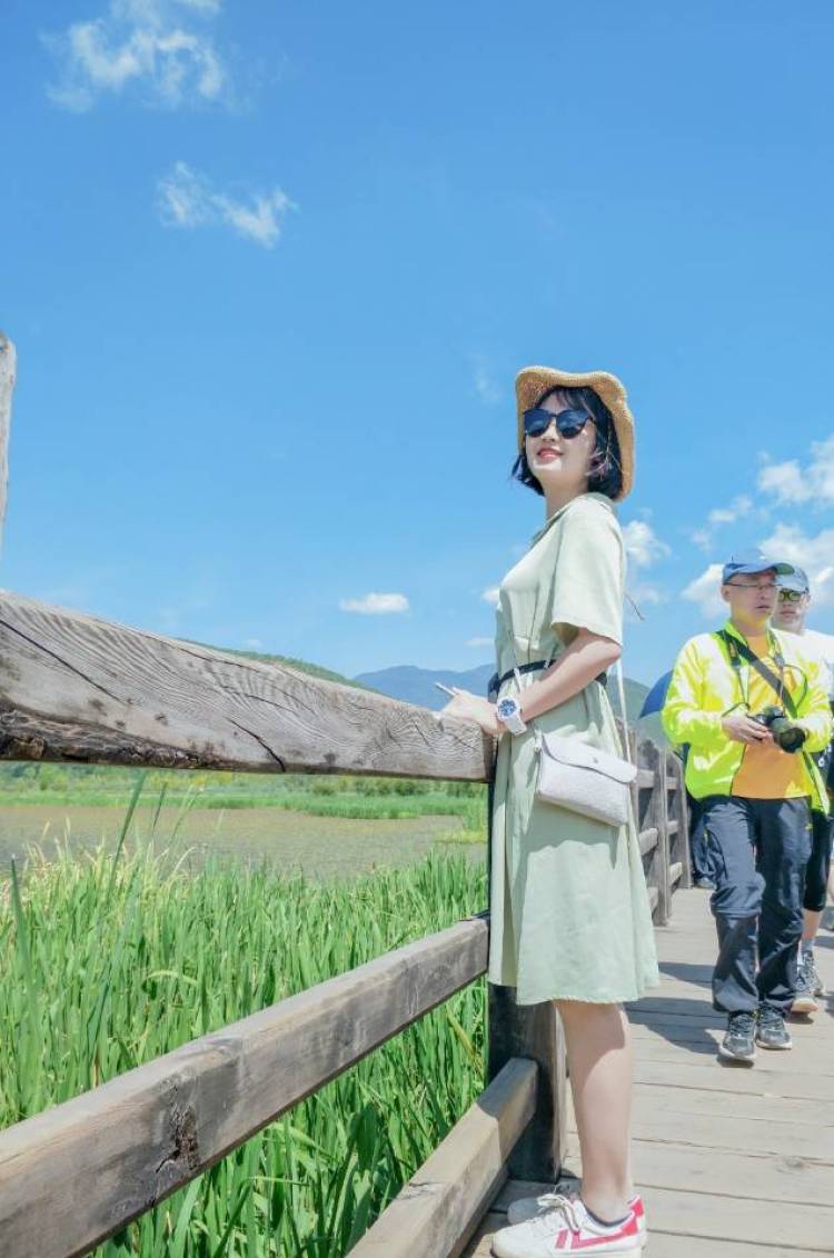小笨熊要努力-四川省·成都市·郫都区-抖音快手-爱好视频拍摄剪辑,可接网拍,寄拍,短视频。快手抖音粉丝10000左右。
