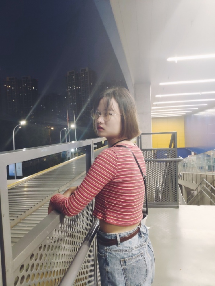 crush-河南省·郑州市·中原区-微博-在校大学生,喜欢拍照,可盐可甜可酷可乖,想尝试接下网拍的单子