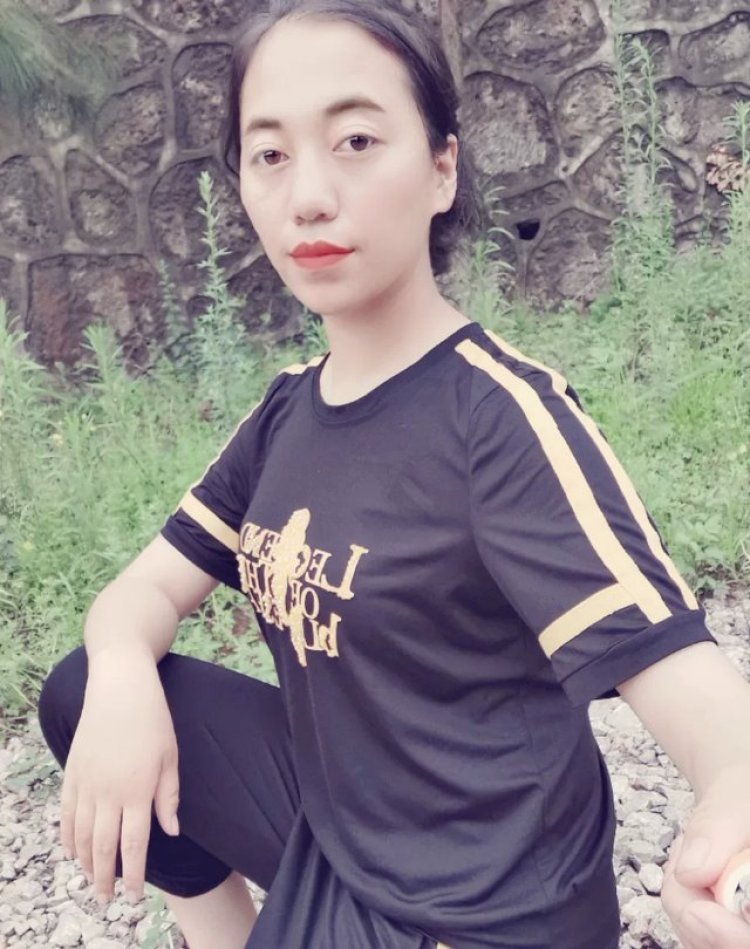 小月-云南省·曲靖市·富源县-***，荔枝。-这些衣服和裤子都拍送的。