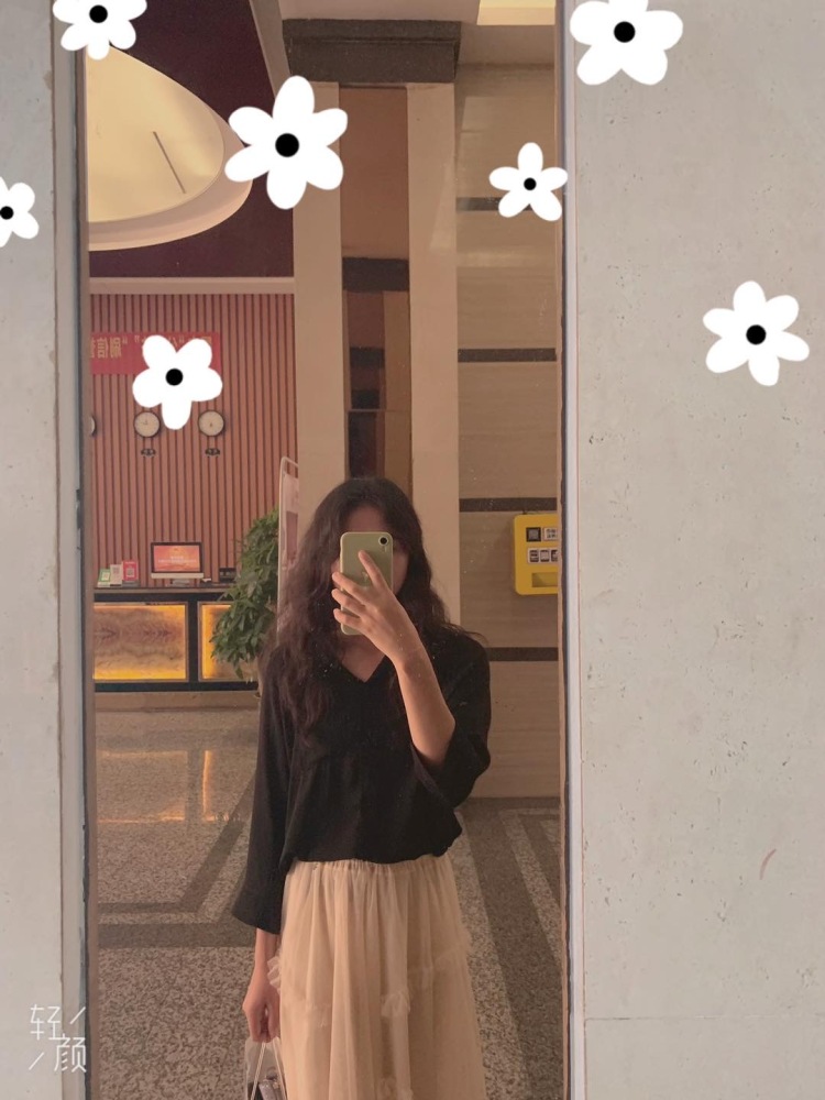逐滴-广东省·深圳市·福田区-微博  one-我，身高160😇，体重45公斤，骨架比较大，有需要的话我会p图，发质好像有点不好，不过也有在护发啦，颜值，看情况，拍照，还可以，期待赚点生活费好了，深圳消费太高了