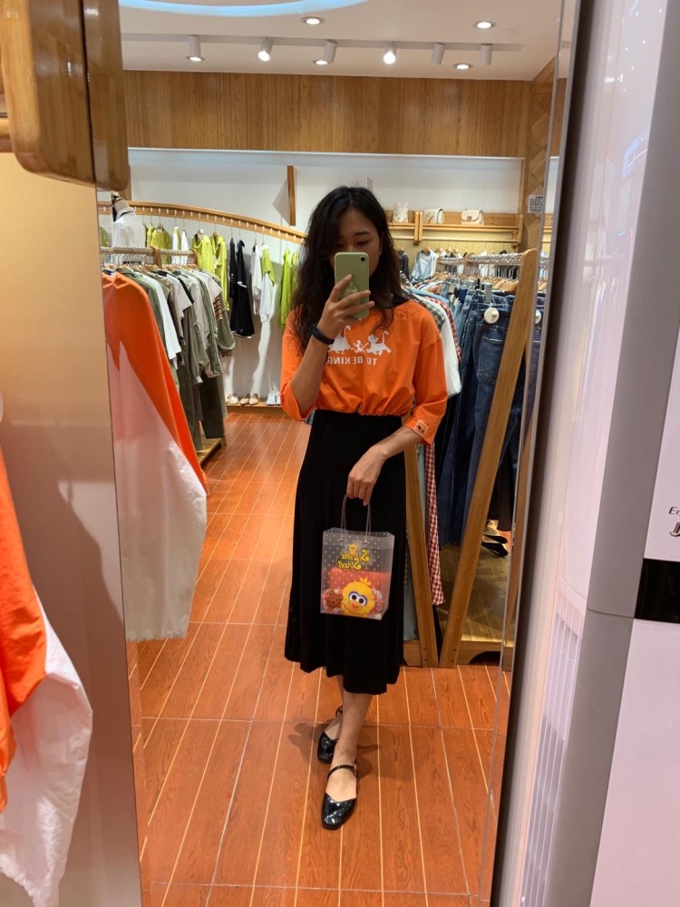 逐滴-广东省·深圳市·福田区-微博  one-我，身高160😇，体重45公斤，骨架比较大，有需要的话我会p图，发质好像有点不好，不过也有在护发啦，颜值，看情况，拍照，还可以，期待赚点生活费好了，深圳消费太高了