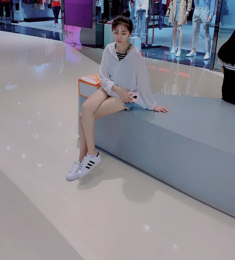 一须臾间.-陕西省·西安市·未央区-抖音，微博，贴吧，-本人 165cm   体重100斤   衣服 饰品都可以哦