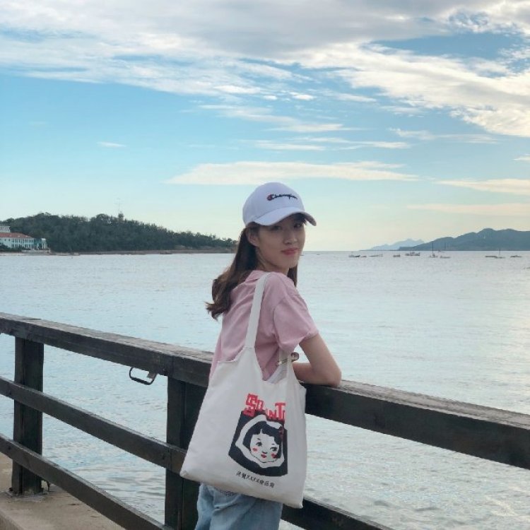 梁小沉-山东省·青岛市·黄岛区-朋友圈-我会写文案，摄影修图，也可拍视频。
自己拍的照片日常风，适合买家秀。当然啦如果有其他需求，可以联系我。
以下是我的模卡，第一张是模特照，第二张是日常照片。可接衣服，包包，鞋子，饰品等。
