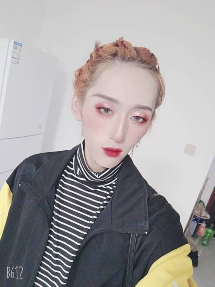 +-陕西省·西安市·雁塔区-抖音，快手-适应能力强，喜爱拍照，p图，街拍。多种风格随意切换