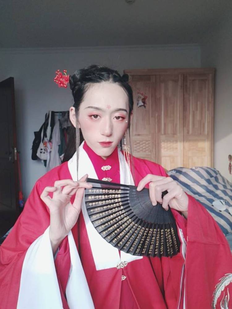 +-陕西省·西安市·雁塔区-抖音,快手-适应能力强,喜爱拍照,p图,街拍。多种风格随意切换