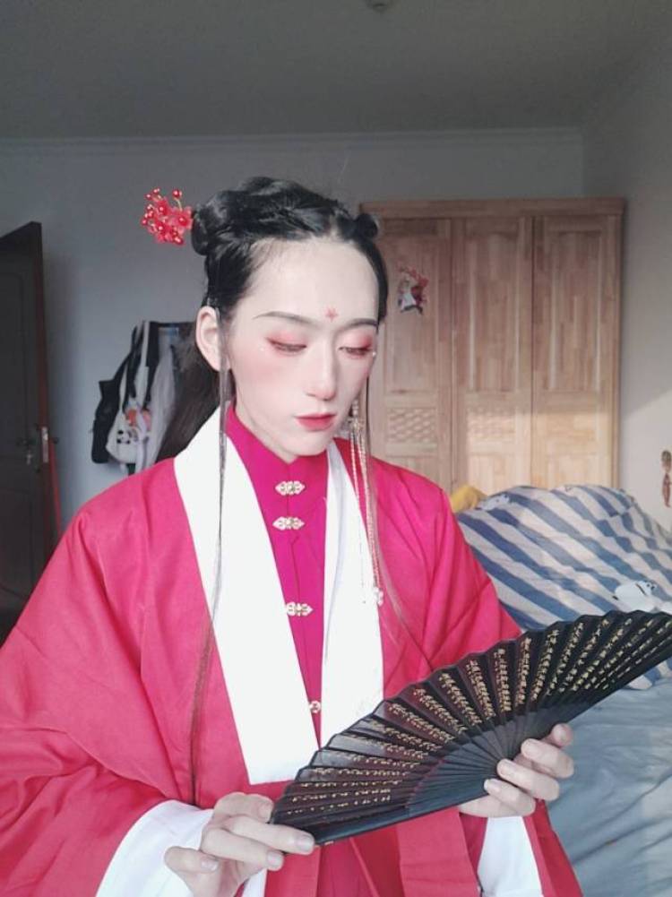 +-陕西省·西安市·雁塔区-抖音,快手-适应能力强,喜爱拍照,p图,街拍。多种风格随意切换