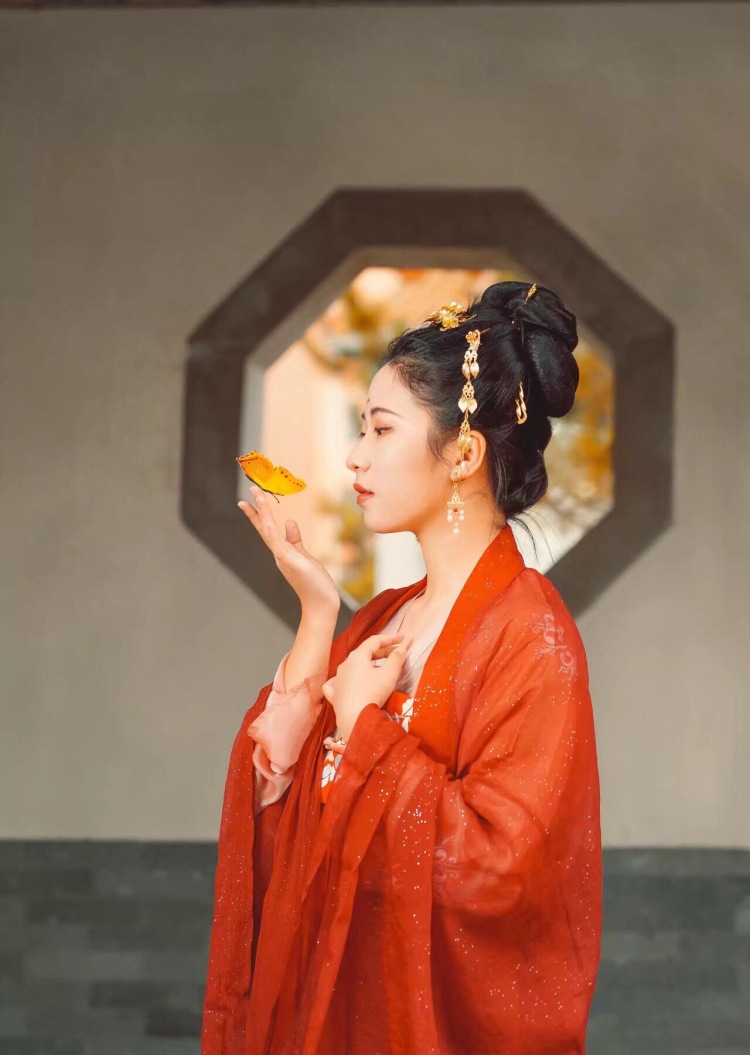 三鸟夭夭-贵州省·贵阳市·清镇市-微博-微博认证博主，粉丝1000，自己能妆造和ps，出图质量高速度快，擅长复古风、日系丧、厌世等小众风格