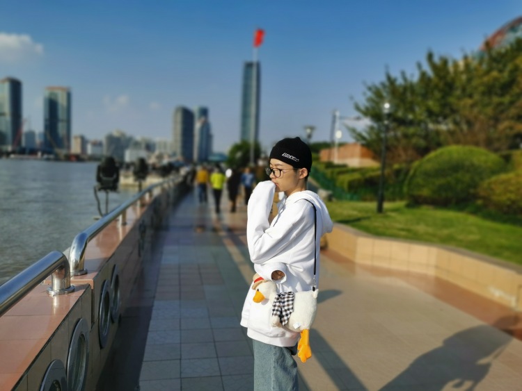 Ccabrera-上海市·上海市·浦东新区--Moschino的上衣,dickies的帽子反馈图。