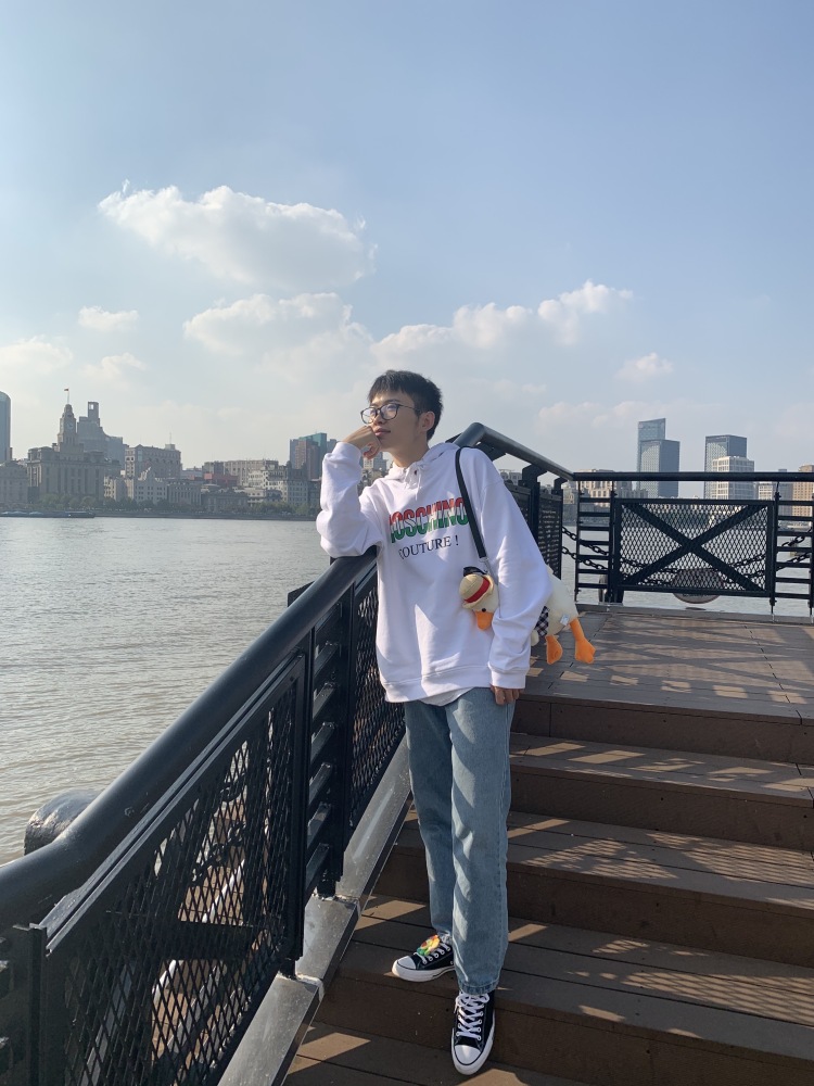 Ccabrera-上海市·上海市·浦东新区--Moschino的上衣,dickies的帽子反馈图。